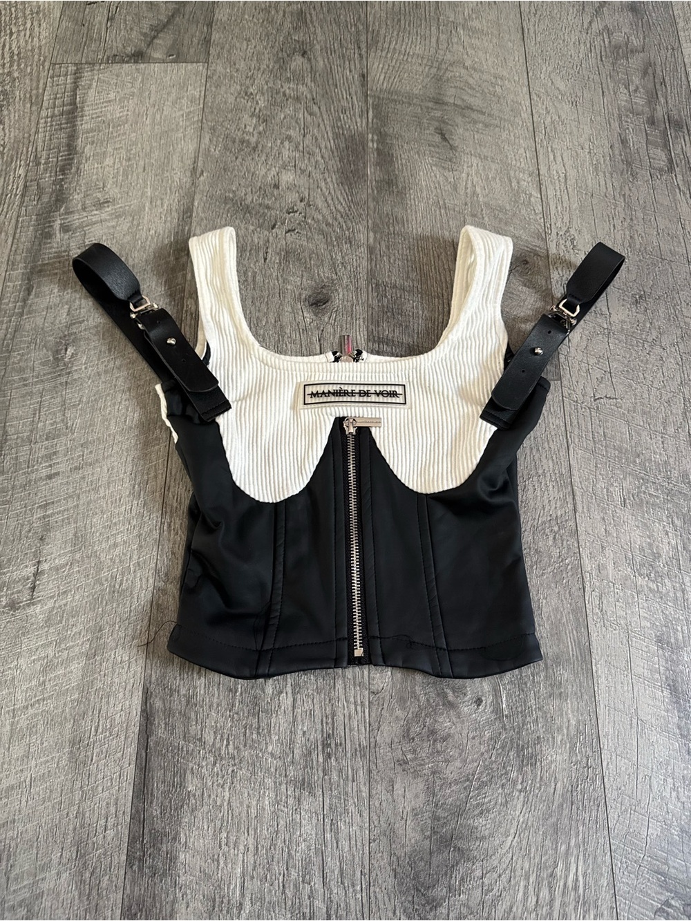 Manière De Voir: Black White Colorblock Ribbed Zip Front Crop Tank, 6 - Picture 3 of 13